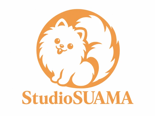 オレンジ色のポメラニアンとStudioSUAMAのロゴ